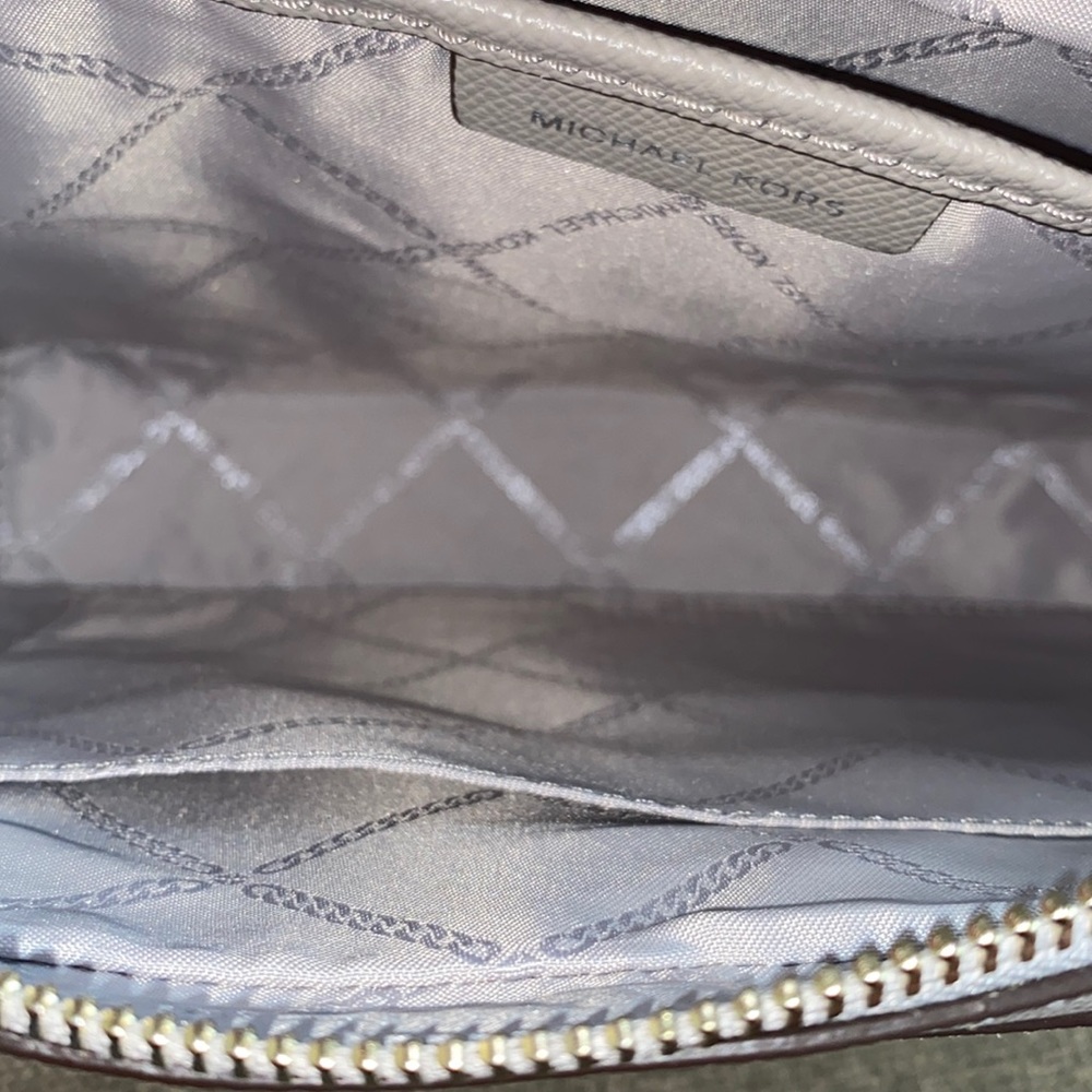 Michael Kors CROSSBODIES/WRISTLET 2pc Set - Picture 4 of 9